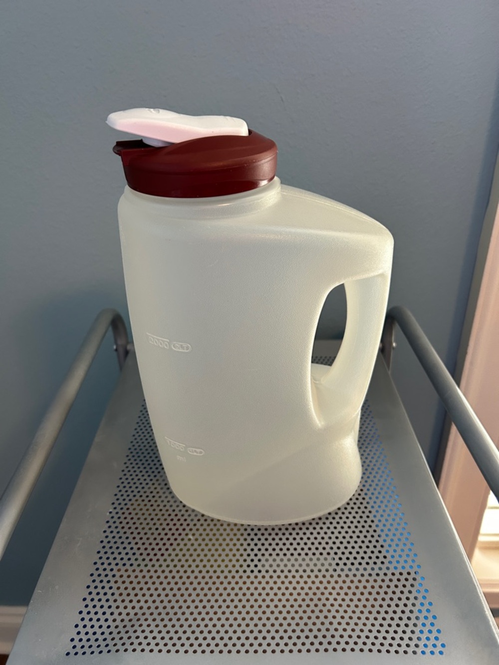 Rubbermaid Plastic Beverage Pitcher with Burgundy lid and White Flip Lid 3 Quart